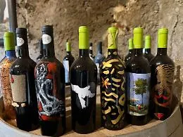 Tele d'autore dai filtri del vino nell'asta solidale &ldquo;Poesie da bere&rdquo;