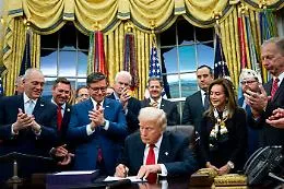 Trump firma la fine dello shutdown dopo 43 giorni: finanziamenti fino al 30 gennaio senza i sussidi all&rsquo;Obamacare