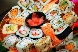 Gli italiani sempre pi&ugrave; pazzi per il sushi. Ecco quali sono le citt&agrave; che lo amano 