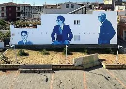 A Riposto si intitola una piazza a Franco Battiato. Nel quartiere Scariceddu, a pochi passi dalla casa natale dell&rsquo;artista