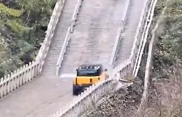 Lo spot del Suv elettrico cinese sulla celebre scalinata Tianmen &egrave; un disastro: e il video diventa subito virale