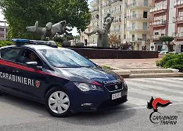 Marsala, un banale incidente e scoppia la lite nel parcheggio di un supermercato: giovane colpito con un martello