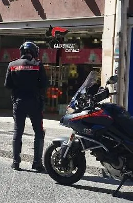 Furto sventato in un negozio di Catania: denunciati un minorenne e un 18enne con capi nascosti nello zaino