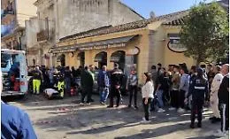 Perde il controllo dell'auto e centra tre pedoni sul marciapiedi: grave un ragazzino
