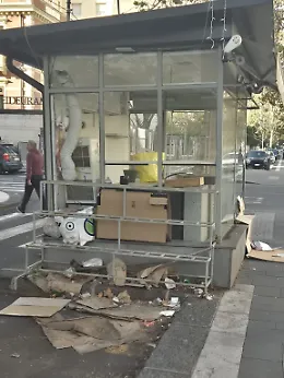 Catania, Corso Italia: l&rsquo;ex chiosco dei fiori trasformato in discarica