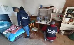 Costringevano gli stranieri a lavorare per 14 ore al giorno e con una paga di 2 euro l'ora: il blitz della Polizia e l'arresto di tre "schiavisti"