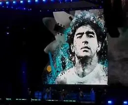 Gli Oasis s'inchinano al genio di Maradona: "Il calciatore pi&ugrave; rock"
