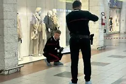 "Spaccata" notturna alla galleria Conforama di Riposto:  uno dei ladri lascia tracce di sangue