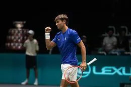 Italia vola in semifinale di Coppa Davis a Bologna: Cobolli-show, Berrettini soffre ma vince