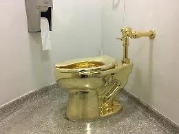 Venduto per &ldquo;soli&rdquo; 12 milioni il water d'oro massiccio di Cattelan ma si sperava in qualcosa di pi&ugrave;: &egrave; il valore del metallo pi&ugrave; i diritti d'asta 
