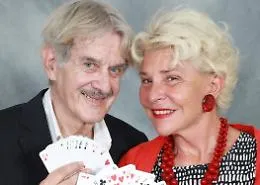 A Giarre 'Gin Game': Pambieri e Villoresi, duello di ilarit&agrave; e solitudine