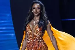 Miss Giamaica cade dal palco e finisce in ospedale: paura tra il pubblico 
