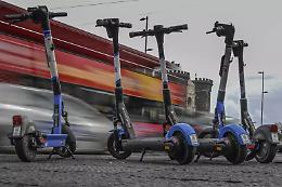 Firenze dice stop ai monopattini in sharing: servizio sospeso da aprile 