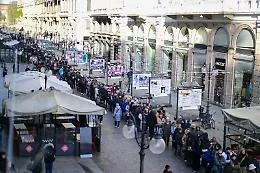 In fila a Milano per salutare Ornella Vanoni: &laquo;Domani &egrave; un altro giorno&raquo; in loop alla camera ardente