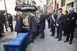 Il feretro di Ornella Vanoni al Piccolo per la Camera ardente accolto dagli applausi