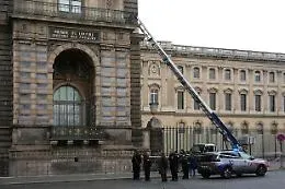 Furto del secolo al Louvre, altri quattro fermati grazie al Dna (ma della refurtiva non c'&egrave; traccia)