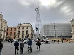 Il Natale a Catania &egrave; pronto a partire (nonostante i ritardi), ma via Garibaldi dovr&agrave; fare a meno dei mercatini