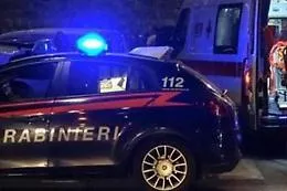 Partorisce in bagno e lascia la neonata con la testa immersa nel water: arrestata la madre, si prova a salvare la piccola 