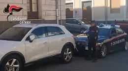 Catania, ladri stavano effettuando un "pit-stop" veloce: presi con il crick in mano in via Plaja
