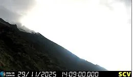 Stromboli: trabocco lavico alimenta la Sciara del Fuoco, spattering incessante