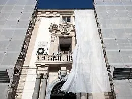 Il volto ritrovato di Palazzo degli Elefanti: la facciata torna a splendere in piazza Duomo
