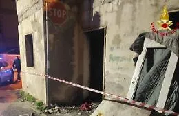 Incendio in un casolare abbandonato: vigili del Fuoco salvano un senza tetto