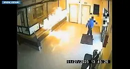 Entra in Comune e appicca le fiamme: &laquo;Quel cantiere mi d&agrave; fastidio&raquo;. In un video il folle gesto di un uomo 