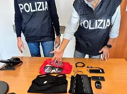 Microcamera e auricolari per tentare di superare il test per la patente facendosi aiutare, beccato col metal detector un 37enne 