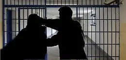 Agente di polizia penitenziaria aggredito: gli versano addosso olio caldo, sindacato lancia l'allarme