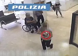 Furti in centro storico, rubato anche l'ombrellone di un ristorante che per&ograve; era dotato di microchip