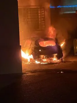 Bruciata l&rsquo;auto del parroco nel cortile della chiesa