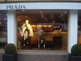 Un'inchiesta scuote il lusso della moda: si indaga su produzione e caporalato
