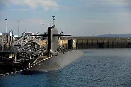 Droni sulla base super segreta dei sottomarini nucleari francesi, la Marina spara colpi di artiglieria