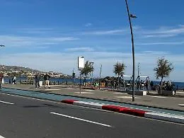 Catania, incidente sul Lungomare: auto si ribalta e finisce sulla pista ciclabile 