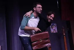 Echi teatrali: la cena dei cretini tra risate e irresistibile caos