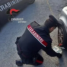Pusher arrestato dopo una fuga e un inseguimento da Gravina ad Aci Castello