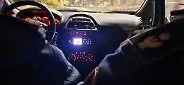Dall'app della videosorveglianza "vede" due ladri che tentano di entrare in casa, chiama la polizia e li fa arrestare