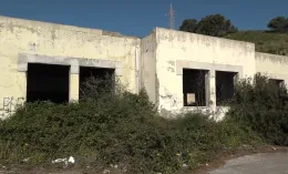 Valle degli Angeli, la ex scuola Nicholas Green sfida nell'abbandono: progetti per ridarle vita entro il 2026