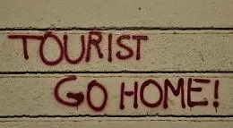 Scritte "Tourist go home" spuntano sui muri di Catania: sar&agrave; mica colpa della gentrificazione? 