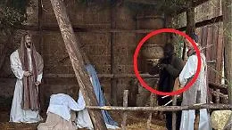 Si finge figura del presepe per sfuggire all'arresto: scoperto dal sindaco 
