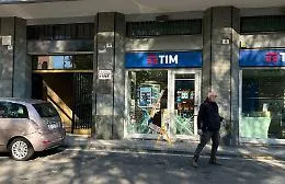 &ldquo;Spaccata&rdquo; al negozio di telefonia a Catania: una Panda rubata usata come ariete
