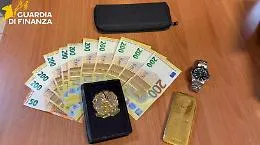 Nel cruscotto un Rolex e un lingotto d'oro da un chilo: &laquo;E' un eredit&agrave;&raquo;. Ma la Gdf per ora ha sequestrato tutto 