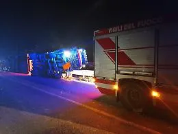 Autocarro carico di ortaggi si ribalta sulla Ispica-Pachino