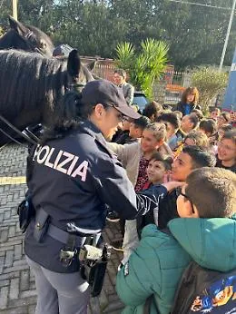 I bimbi dello Zen fanno festa con gli agenti tra tombola ed esibizioni a cavallo