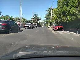 Dossi non segnalati e strade al buio in Via Roma: bambini e anziani senza sicurezza