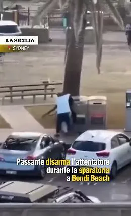 Ahmed al Ahmed &egrave; l'eroe di Bondi Beach: colpito da due proiettili per disarmare uno degli attentatori