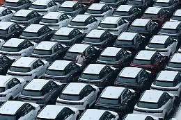 Auto, addio al &ldquo;divieto totale&rdquo; dei motori termici: Bruxelles ridisegna il 2035. Spazio a ibridi e carburanti sostenibili