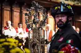 A Napoli il miracolo si ripete: si liquefa il sangue di San Gennaro
