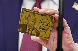 Trump si accorda con nove aziende per farmaci a prezzi pi&ugrave; bassi. E mostra la "gold card", il visto per super ricchi