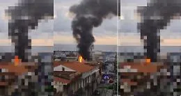Incendio devasta tetto a Riposto: fiamme dal casotto antenna telefonica